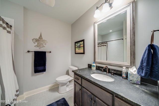 full bath with baseboards, vanity, a shower with shower curtain, and toilet