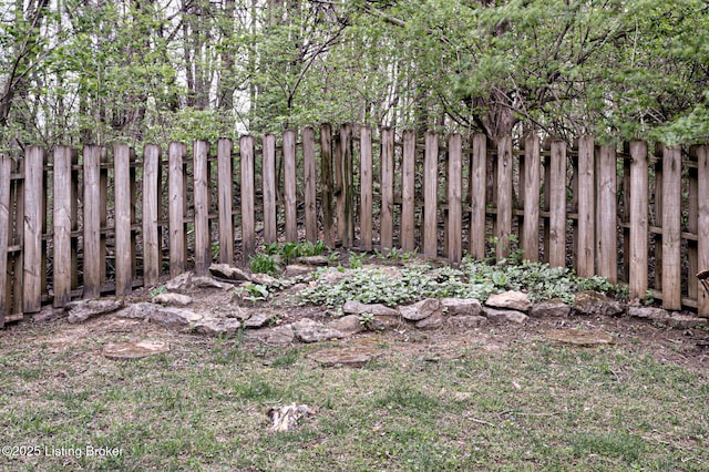 12305 Dominion Way, Louisville, KY 40299 - view of yard featuring fence