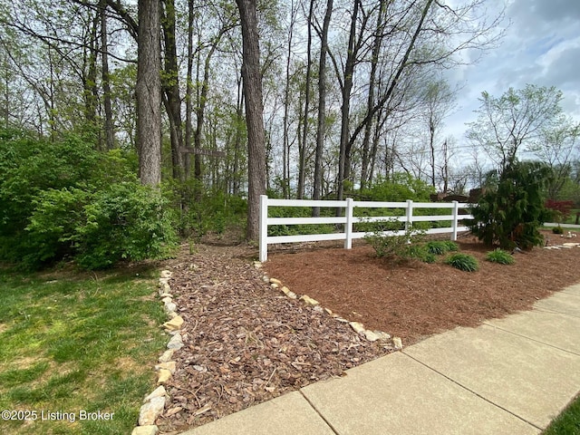 12305 Dominion Way, Louisville, KY 40299 - view of yard featuring fence