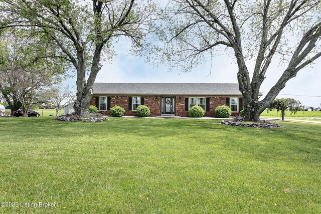 ranch-style home featuring a front lawn and brick siding