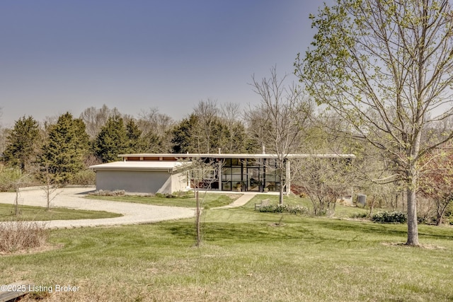 view of front of property featuring a front lawn