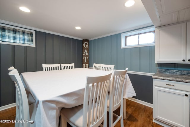 dining area with baseboards, dark wood-style floors, recessed lighting, and ornamental molding