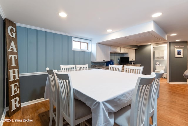 dining space featuring light wood-style flooring, recessed lighting, and ornamental molding