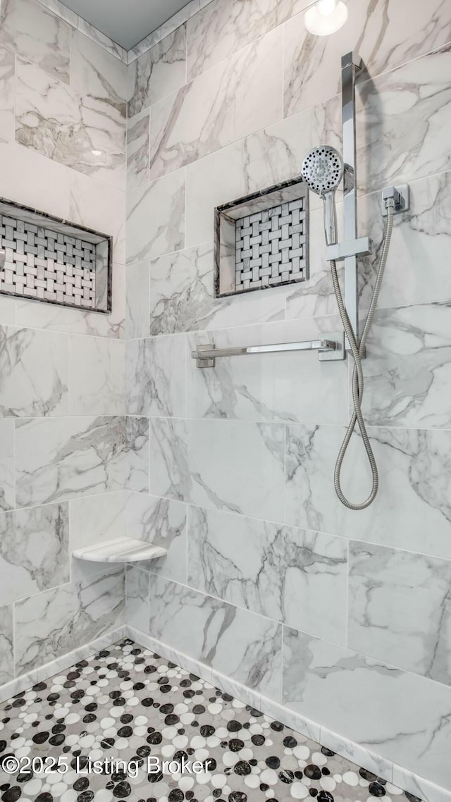 full bathroom featuring a tile shower
