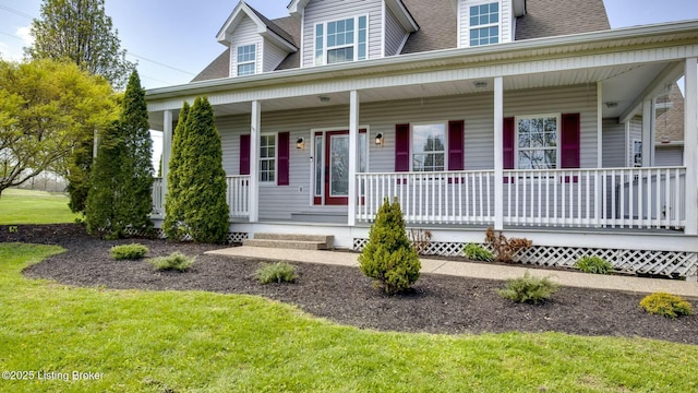 view of front of house featuring a porch, roof with shingles, and a front yard