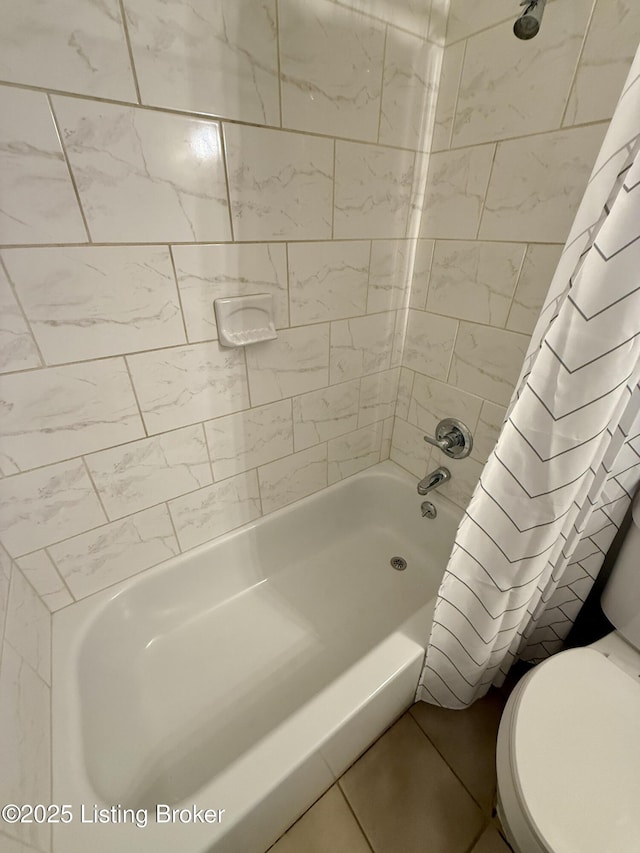 full bathroom with toilet and shower / tub combo