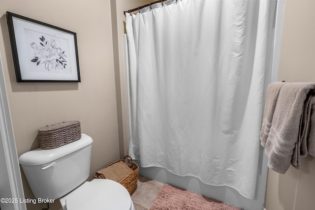 full bath featuring shower / bathtub combination with curtain, tile patterned floors, and toilet