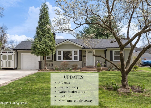 view of front of property featuring stucco siding, an attached garage, driveway, roof with shingles, and a front yard