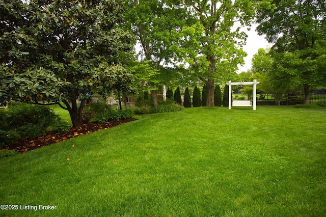 1304 Isleworth Dr, Louisville, KY 40245 - view of yard
