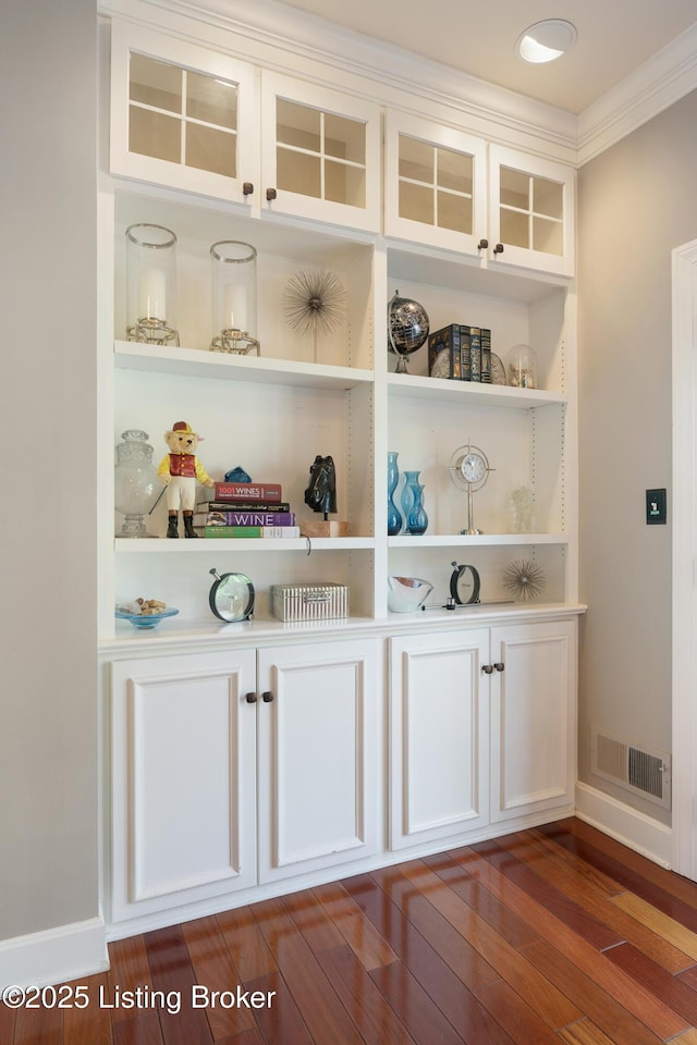 room details featuring visible vents and crown molding