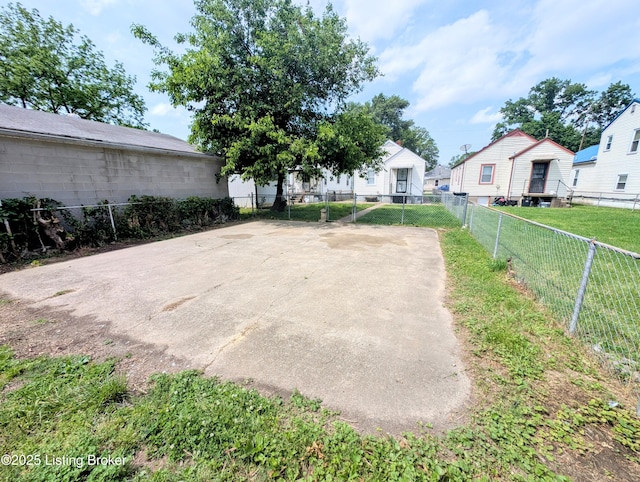 1104 Oleanda Ave, Louisville, KY 40215 - view of fenced yard