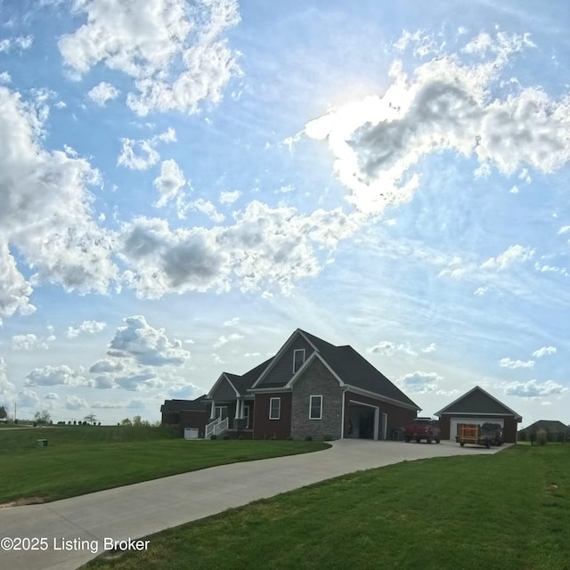 view of front of property featuring driveway and a front lawn