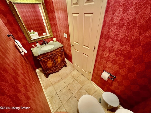 608 Lincoln Park Rd, Springfield, KY 40069 - half bath featuring tile patterned floors, baseboards, vanity, and toilet