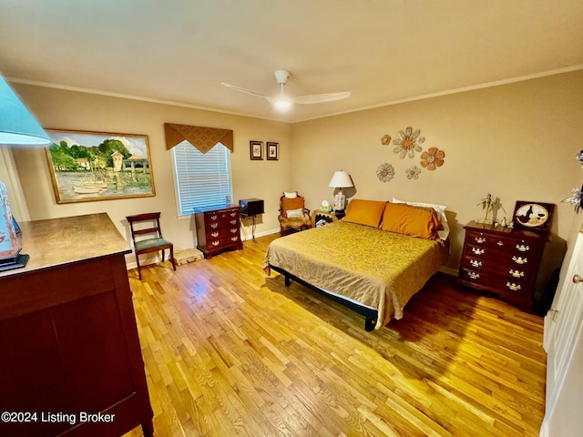 608 Lincoln Park Rd, Springfield, KY 40069 - bedroom featuring light wood finished floors, baseboards, and ornamental molding