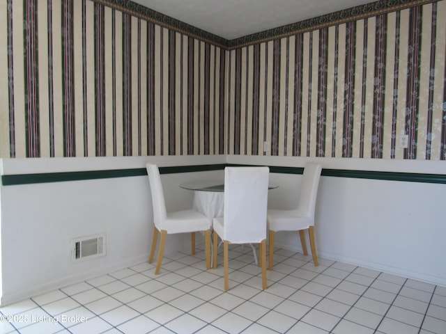 dining space with visible vents and baseboards