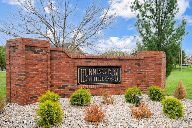 community sign featuring a yard