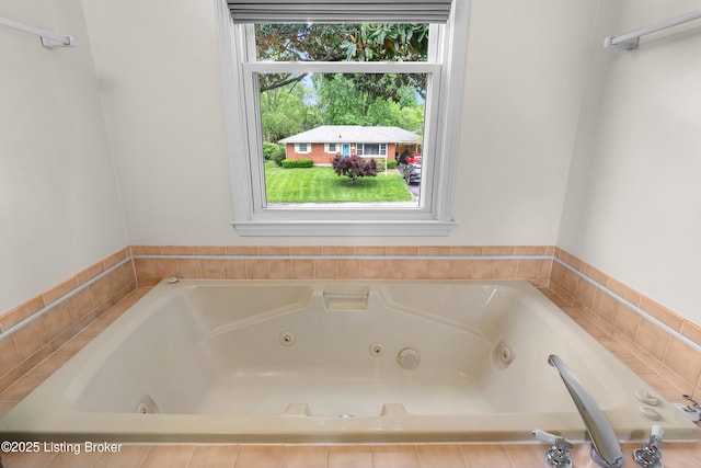 2807 Alice Ave, Louisville, KY 40220 - full bath featuring a jetted tub