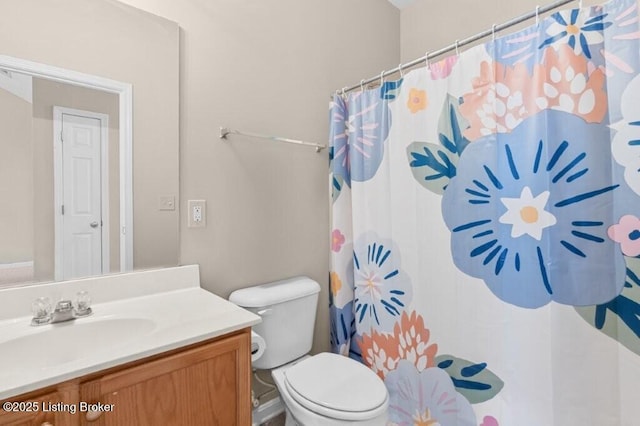 full bathroom featuring vanity, a shower with shower curtain, and toilet
