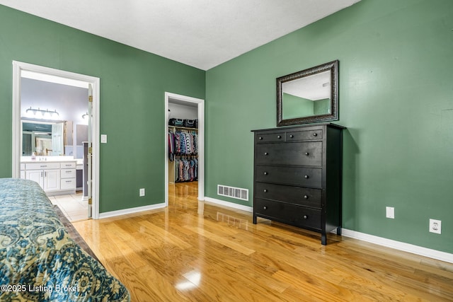 5502 Highpoint Dr, Crestwood, KY 40014 - bedroom with a walk in closet, light wood-type flooring, ensuite bath, and a closet