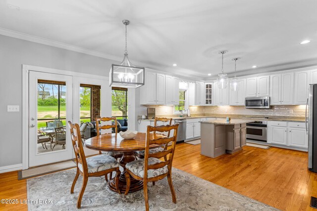 dining room with recessed lighting, crown molding, a chandelier, and light wood-type flooring