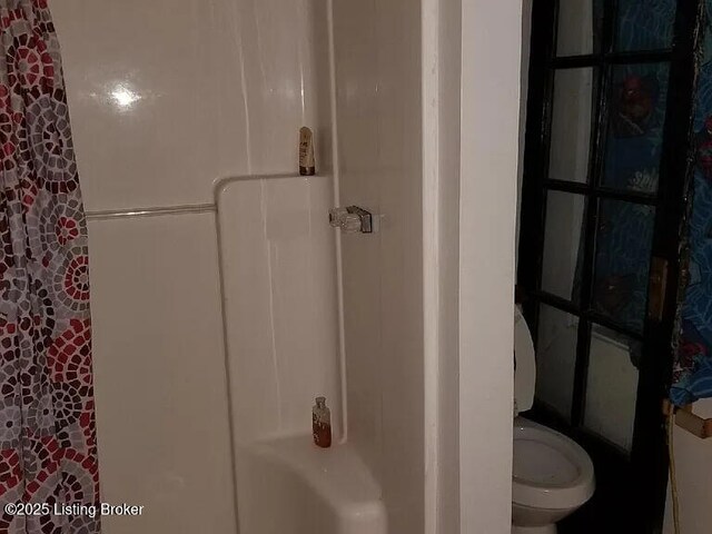 210 E Ormsby Ave, Louisville, KY 40203 - bathroom featuring a shower with shower curtain and toilet