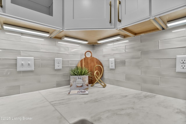 1907 Charbdin Pl, Louisville, KY 40207 - bathroom with tasteful backsplash