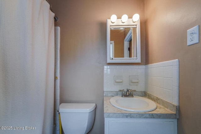 bathroom featuring backsplash, toilet, a shower with shower curtain, and vanity