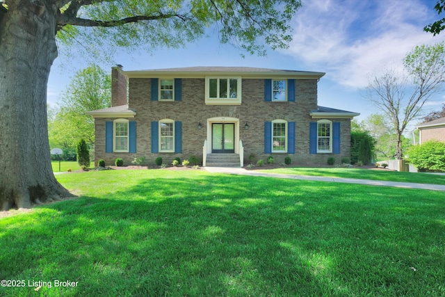 colonial inspired home featuring a front yard