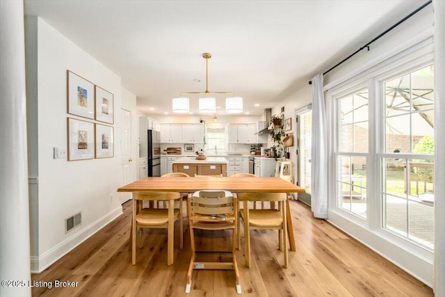 dining space featuring baseboards, visible vents, light wood-type flooring, and recessed lighting