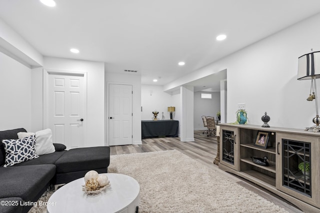842 Abingdon Cir, Shelbyville, KY 40065 - living room featuring recessed lighting, baseboards, visible vents, and wood finished floors