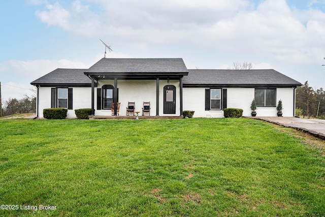 view of front of property featuring a shingled roof and a front yard