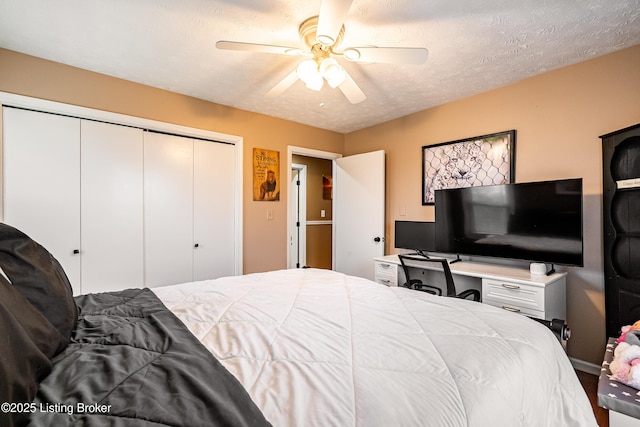 bedroom featuring ceiling fan, a textured ceiling, and a closet