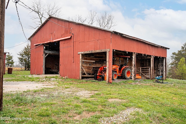 view of pole building featuring a lawn