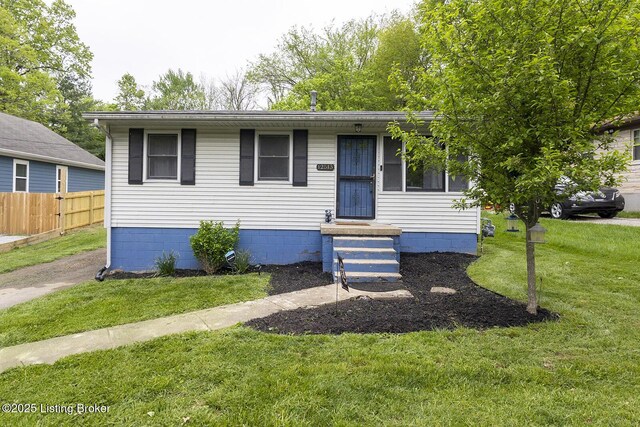 bungalow-style house featuring a front lawn and fence