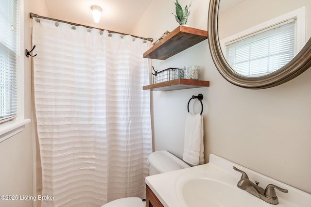 full bath with toilet, a shower with curtain, and vanity