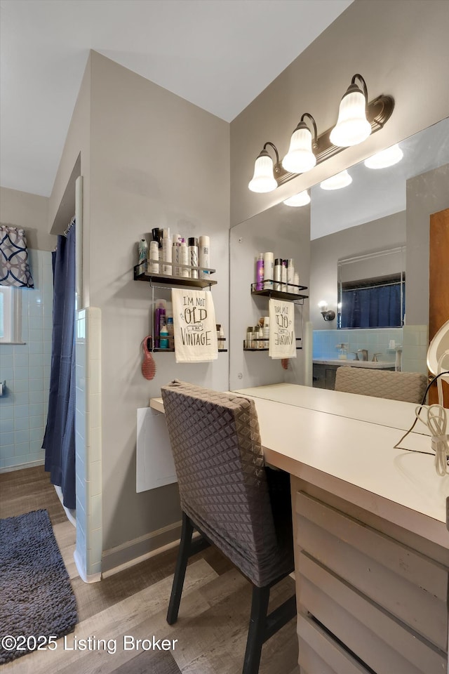 full bath featuring wood finished floors, a shower with shower curtain, and vanity