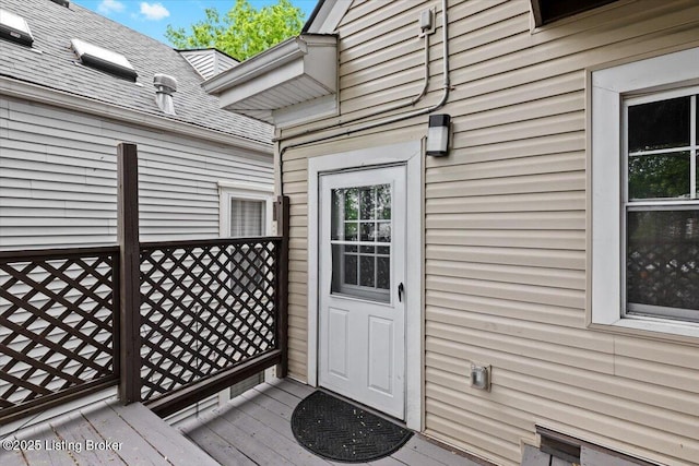 property entrance featuring a shingled roof
