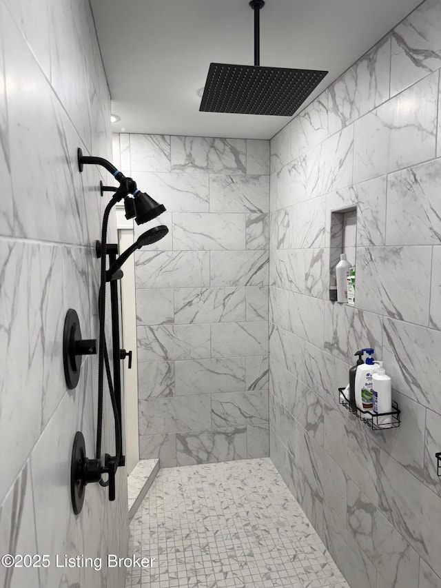 full bathroom featuring a tile shower