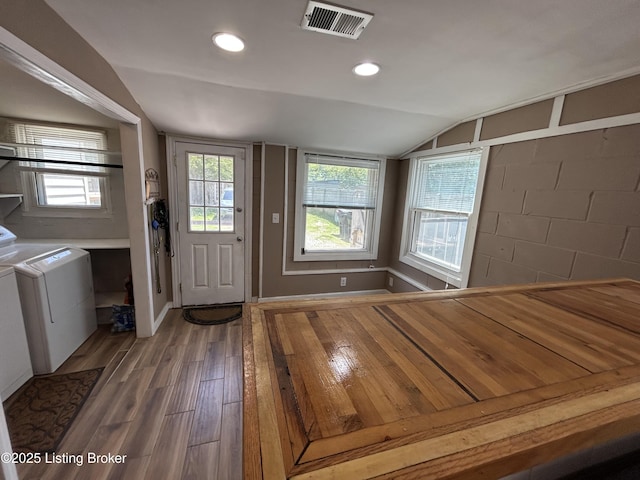foyer entrance featuring visible vents, wood finished floors, recessed lighting, separate washer and dryer, and vaulted ceiling