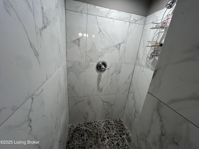 bathroom featuring a tile shower