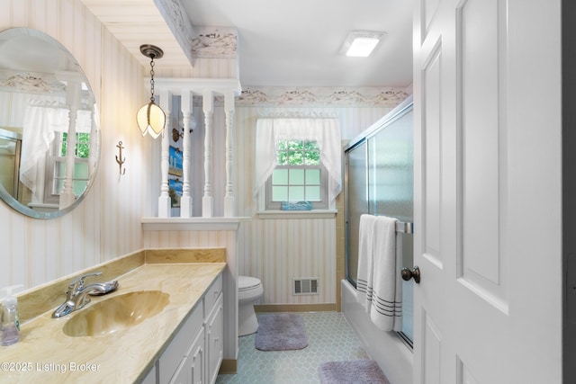 7103 Green Spring Dr, Louisville, KY 40241 - full bath featuring wallpapered walls, toilet, vanity, and bath / shower combo with glass door