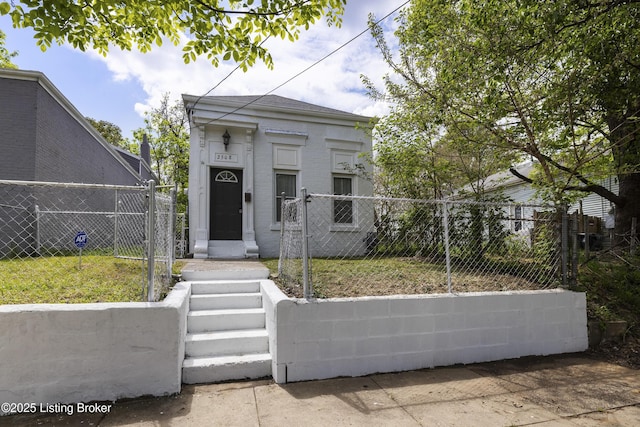 view of front of house featuring brick siding and a fenced front yard