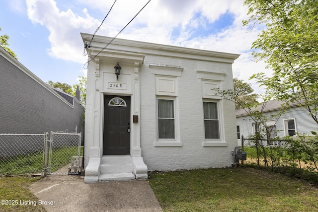 view of front of property featuring fence, a gate, and a front lawn