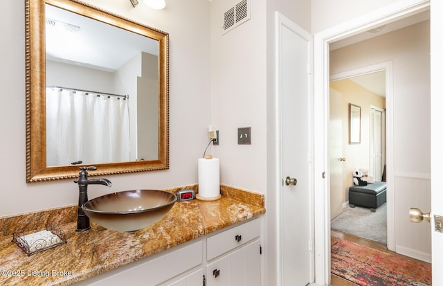 full bath with visible vents, curtained shower, wood finished floors, and vanity