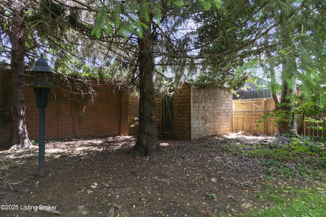 2224 Wynnewood Cir, Louisville, KY 40222 - view of yard featuring fence
