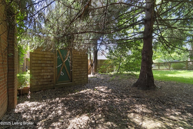 2224 Wynnewood Cir, Louisville, KY 40222 - view of yard featuring an outbuilding, fence, and a storage shed