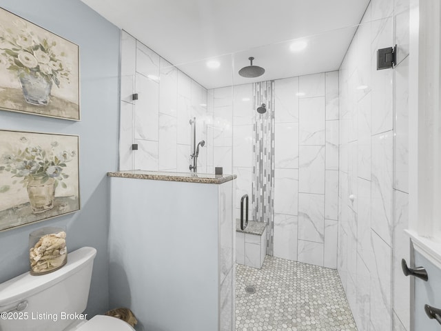 full bathroom featuring recessed lighting, a tile shower, and toilet