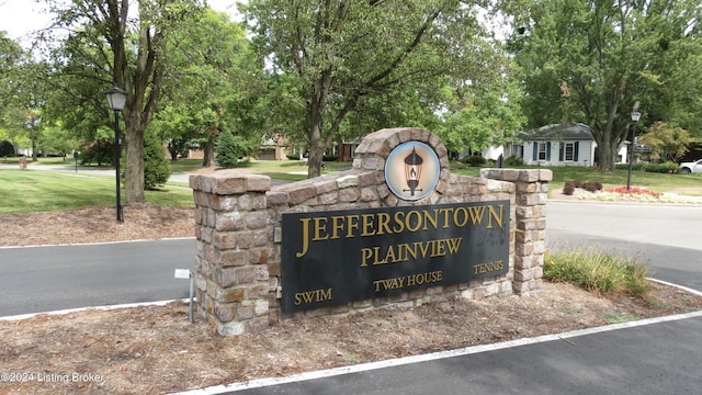 community sign with a lawn