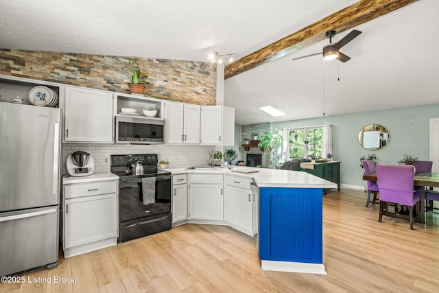 3003 Coffee Tree Ct, Crestwood, KY 40014 - kitchen featuring stainless steel appliances, a peninsula, light wood-style floors, and ceiling fan