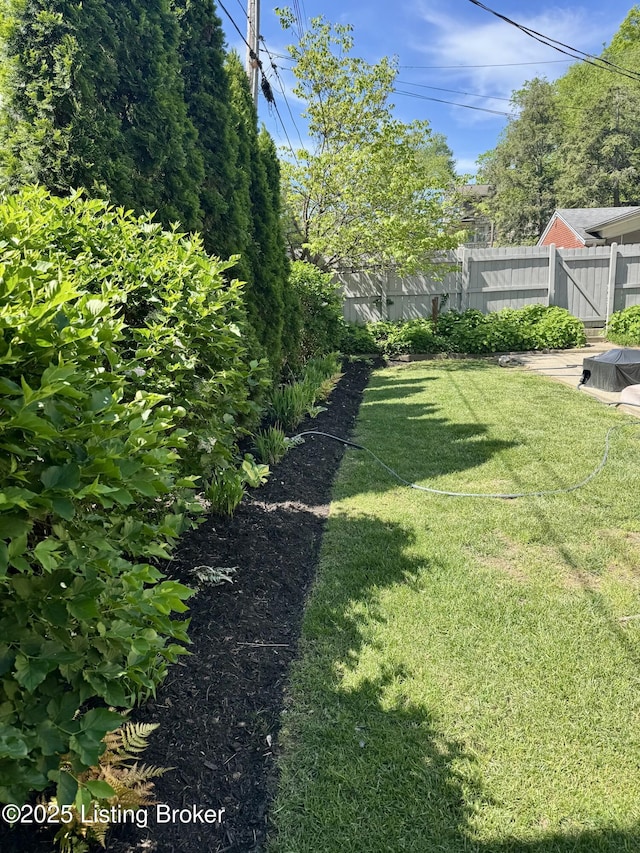 2302 Woodford Pl, Louisville, KY 40205 - view of yard featuring fence